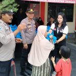 Bagikan sembako gratis.