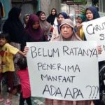 Emak - Emak Datangi Kantor Lurah Karang Anyer. Jurnalkota