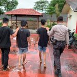 Dua bersaudara pelaku pencurian berinsial PM (26) dan AF (21) saat digiring personel Polsek Bintan Utara.