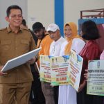 Gubernur Provinsi Kepri Ansar Ahmad, secara simbolis menyerahkan berbagai bantuan