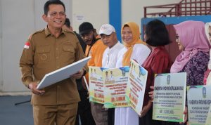 Gubernur Provinsi Kepri Ansar Ahmad, secara simbolis menyerahkan berbagai bantuan