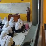 Murid SMAN 13 duduk pada saat Belajar Jurnlakota