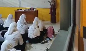 Murid SMAN 13 duduk pada saat Belajar Jurnlakota
