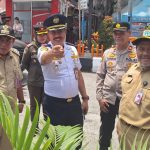 Seko Jak Bar Sekretaris Kota (Sekko) Administrasi Jakarta Barat, Indra Patrianto meninjau terminal bus Kalideres Jakarta Barat, dalam menghadapi persiapan penilaian Adipura 2023.