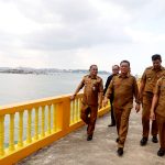 Tinjau proyek