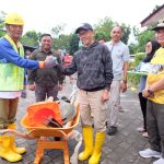 Serahkan Bantuan