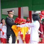 Penurunan Bendera hujan Deras
