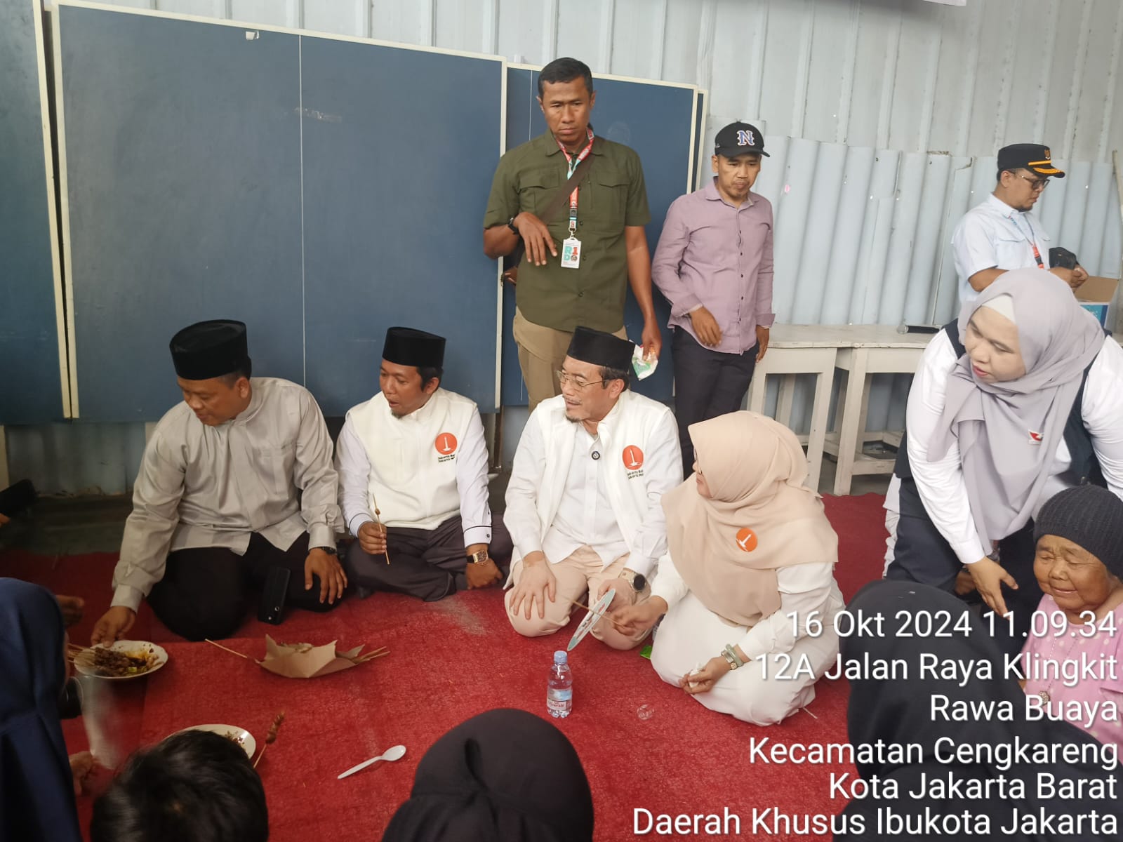 Calon Wakil Gubernur DKI Jakarta bersama H.Dina pada saat Blusukan ke warga Kelurahan Rawa. Kecamatan Cengkareng.