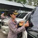 AKBP AKBP Yunita Stevani saat memasang Stiker “Mudik Aman”