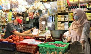 Pedagang di tengah pasar