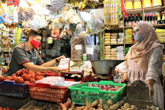 Pedagang di tengah pasar