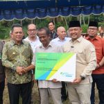 Gubernur Kepri Ansar Ahmad bersama Ketua DPRD Kepri Iman Sutiawan menyerahkan bantua