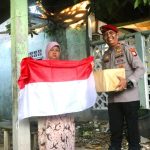 Bagikan Bendera dan Sembako