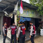 Ditsamapta Polda Kepri Bagikan Bendera Merah Putih