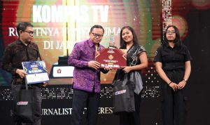 Perwakilan Kompas TV menerima penghargaan pada ajang Anugerah Jurnalistik