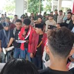 Mahasiswa membacakan poin tuntutan