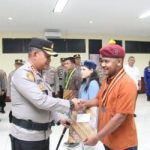 Menyerahkan piagam penghargaan