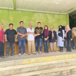 Menyerahkan uang saguhati