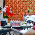 Berdiskusi dengan Direktur