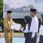 Serahkan Petikan SK Bupati Lingga