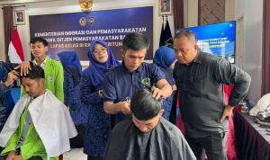 Latih Warga Binaan Pangkas Rambut