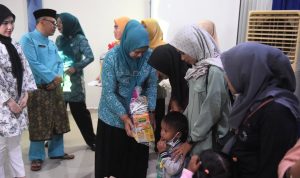Dewi Kumalasari Serahkan Paket