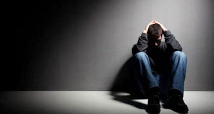 Seorang remaja duduk menyendiri